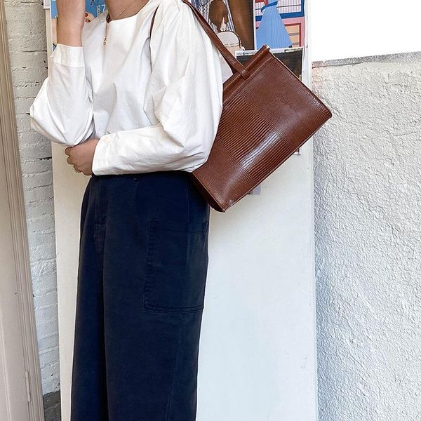 women's bag new 2020 fashion retro shoulder tote bag lizard pattern large capacity portable commuter
women's bag new 2020 fashion retro shoulder tote bag lizard pattern large capacity portable commuter