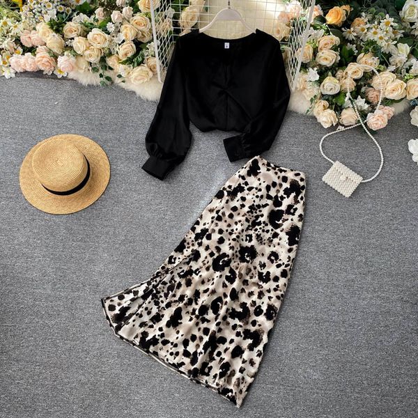 casual women two piece set elegant v-neck black/white draped satin and high waist leopard skirt lady fashion sets suit 201130
casual women two piece set elegant v-neck black/white draped satin and high waist leopard skirt lady fashion sets suit 201130