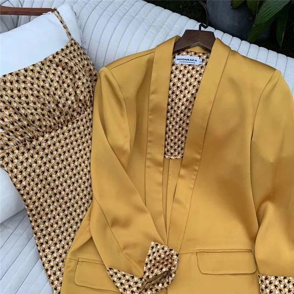 2021 new dressed as woman of large size 100kg sister fat autumn temperamental suit small jacket with cabresto even a set qsum, White;black
2021 new dressed as woman of large size 100kg sister fat autumn temperamental suit small jacket with cabresto even a set qsum, White;black