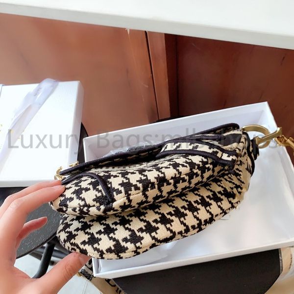 star luxury shoulder ladies saddle 2021 retro saddle designer messenger handbag bag celebrity inspiration embroidery bag b rrkk, Red;black
star luxury shoulder ladies saddle 2021 retro saddle designer messenger handbag bag celebrity inspiration embroidery bag b rrkk, Red;black