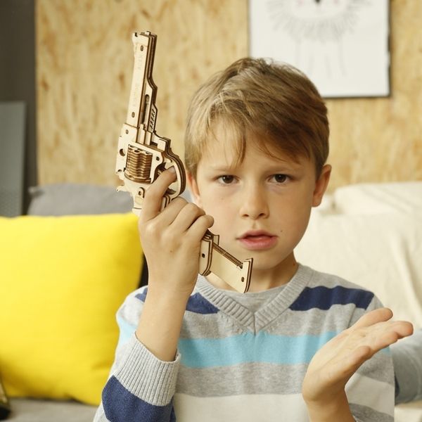 robotime 102pcs diy 3d revolver with rubber band bullet wooden gun puzzle game popular toy gift for children lq401 y200413
robotime 102pcs diy 3d revolver with rubber band bullet wooden gun puzzle game popular toy gift for children lq401 y200413