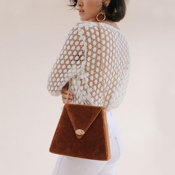 design personality retro lock trapezoidal chain shoulder bag female 2020 autumn and winter new velvet messenger bag
design personality retro lock trapezoidal chain shoulder bag female 2020 autumn and winter new velvet messenger bag