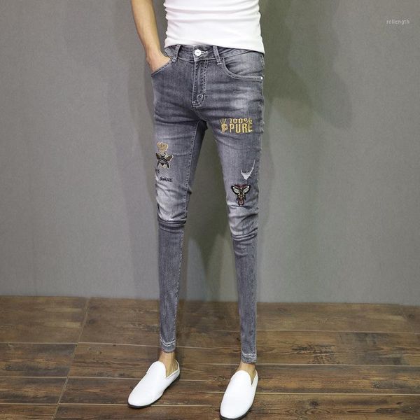 wholesale 2020 washed fashion holes old gray feet trousers male spring models young bee embroidery trendy slim jeans1, Blue
wholesale 2020 washed fashion holes old gray feet trousers male spring models young bee embroidery trendy slim jeans1, Blue