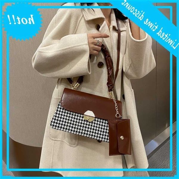 autumn and winter 2020 new fashion plaid single shoulder straddle women's portable underarm bag
autumn and winter 2020 new fashion plaid single shoulder straddle women's portable underarm bag