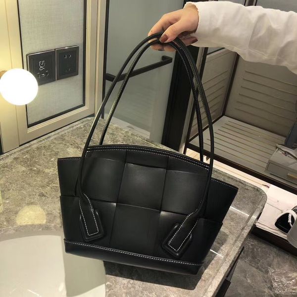 factory wholesale quality calf leather, design bag,2colors,fast delivery, contact me for more details pictures
factory wholesale quality calf leather, design bag,2colors,fast delivery, contact me for more details pictures