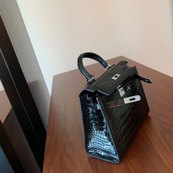yixxi customized womens bag european and american fashion crocodile pattern cowhide all-match handbag silver buckle
yixxi customized womens bag european and american fashion crocodile pattern cowhide all-match handbag silver buckle