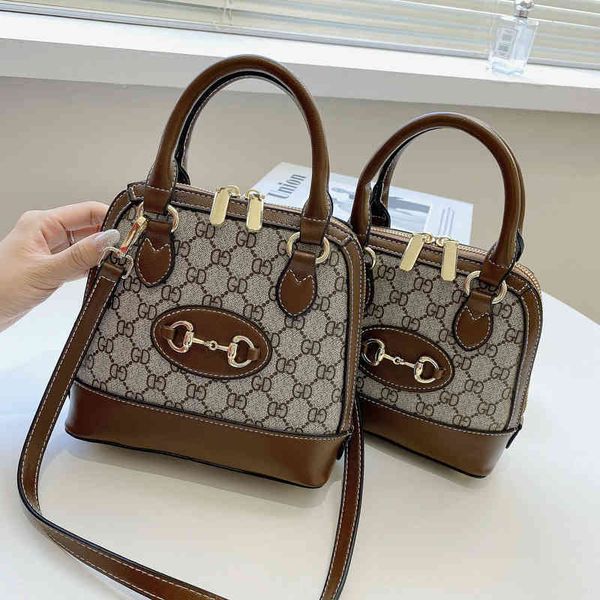 2022 factory wholesale handbag fashion buckle shell simple large capacity hand single shoulder saddle bag
2022 factory wholesale handbag fashion buckle shell simple large capacity hand single shoulder saddle bag