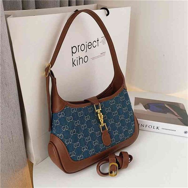 factory shop cylinder female lingge fragrance messenger versatile ins net red pearl chain small bag
factory shop cylinder female lingge fragrance messenger versatile ins net red pearl chain small bag