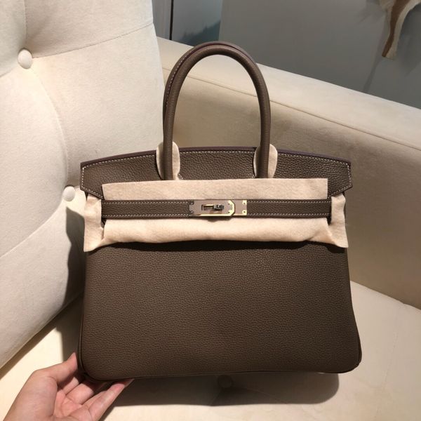 wholesale,half handmade togo leather design briikin bag30cm,also have size 25 35cm,wax thread,have gold and silver hardware,fast delivery
wholesale,half handmade togo leather design briikin bag30cm,also have size 25 35cm,wax thread,have gold and silver hardware,fast delivery