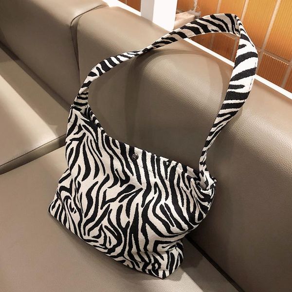 2020 new zebra pattern bag small messenger bag women's brand shoulder handbag women's handbag retro canvas trend 
2020 new zebra pattern bag small messenger bag women's brand shoulder handbag women's handbag retro canvas trend