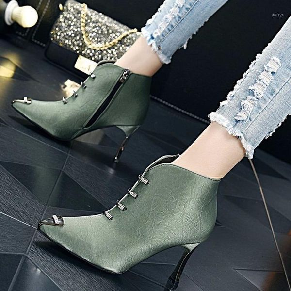 winter boots women shoes woman boots fashion high-heeled retro winter flock 2020 short plush fur warm boot s21-691, Black
winter boots women shoes woman boots fashion high-heeled retro winter flock 2020 short plush fur warm boot s21-691, Black