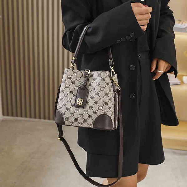 2022 factory wholesale women's fashion printed bucket bag casual versatile portable single shoulder messenger bag
2022 factory wholesale women's fashion printed bucket bag casual versatile portable single shoulder messenger bag