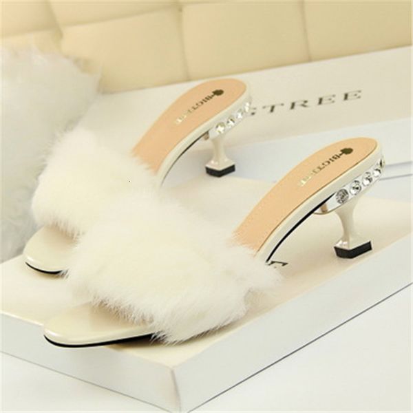 2021 new summer hairy woman feather strass weird style high-heel skin peep mules lady bombs shoes k8rb, Black
2021 new summer hairy woman feather strass weird style high-heel skin peep mules lady bombs shoes k8rb, Black
