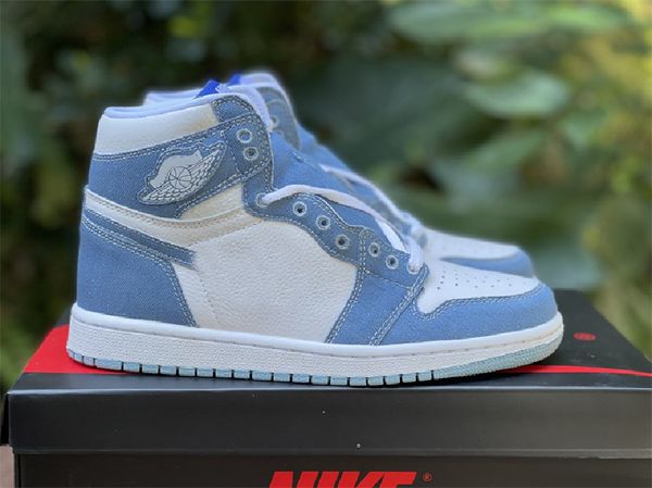 2022 authentic high og 1 wmns denim shoes 1s dm9036-104 white air worn blue metallic gold with original box
2022 authentic high og 1 wmns denim shoes 1s dm9036-104 white air worn blue metallic gold with original box