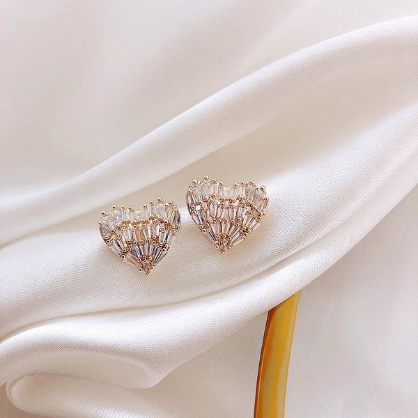 stud shiny side crystal heart earrings for women gift elegant zirconia, Golden;silver
stud shiny side crystal heart earrings for women gift elegant zirconia, Golden;silver