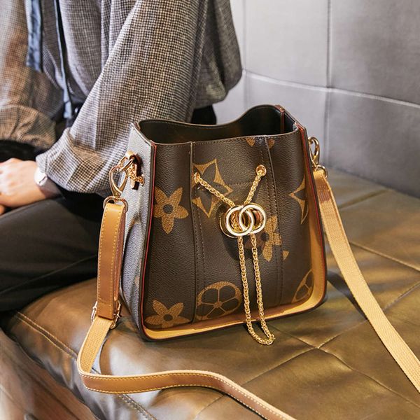 luxurys designers women's new fashion leather large capacity printing bucket bag one shoulder cross air handbag
luxurys designers women's new fashion leather large capacity printing bucket bag one shoulder cross air handbag