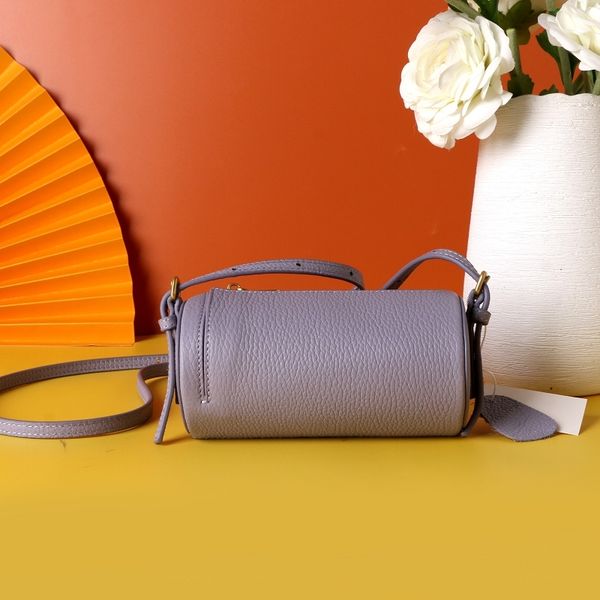 9015# mini size bag 2020 new female bag first layer of leather imports of spanish round adjustable shoulder messenger bag armpit
9015# mini size bag 2020 new female bag first layer of leather imports of spanish round adjustable shoulder messenger bag armpit