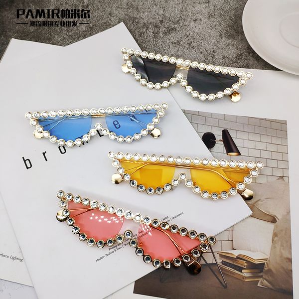 2019 new fashion cat's eye triangle with drill sunglasses personalized glasses small d2915, White;black
2019 new fashion cat's eye triangle with drill sunglasses personalized glasses small d2915, White;black