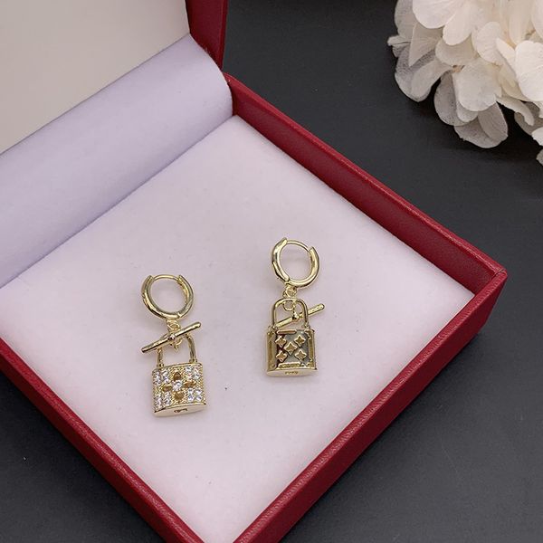 2021 european and american small gold lock earrings full of diamond hollow four leaf flower buckle ins, Silver 
2021 european and american small gold lock earrings full of diamond hollow four leaf flower buckle ins, Silver