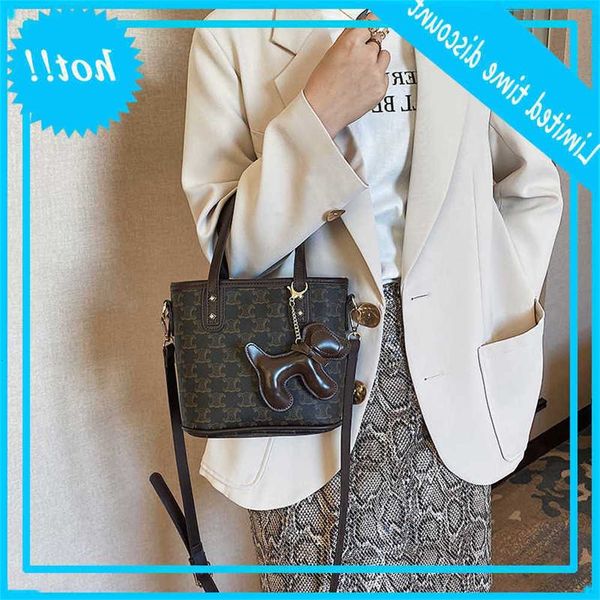 autumn and winter texture women's 2021 new fashion foreign style messenger bag net red water bucket handbag
autumn and winter texture women's 2021 new fashion foreign style messenger bag net red water bucket handbag