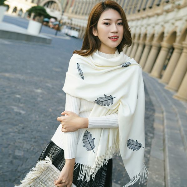 new scarf autumn / winter 2020 women's korean version versatile light luxury art style embroidered leaf shawl collar, Blue;gray
new scarf autumn / winter 2020 women's korean version versatile light luxury art style embroidered leaf shawl collar, Blue;gray