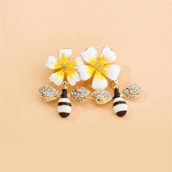 high-end clothing accessories oil painting insect brooch ladies european and american fashion all-match coat sweater dress neckline brooch, Gray
high-end clothing accessories oil painting insect brooch ladies european and american fashion all-match coat sweater dress neckline brooch, Gray