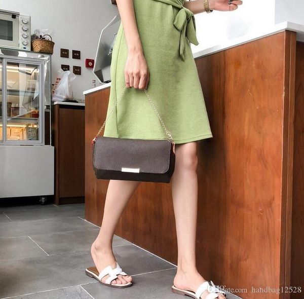 2020 new women's small mini letter printing handbag female casual trapezoid kelly bag shoulder lady cover type double root crossbody ba, Red;black
2020 new women's small mini letter printing handbag female casual trapezoid kelly bag shoulder lady cover type double root crossbody ba, Red;black