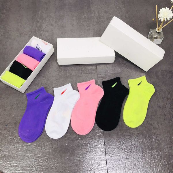 2020 men women socks for sports fashion spring autumn mens socks with letter mens womens athletic socks 5 pairs in one box, Black
2020 men women socks for sports fashion spring autumn mens socks with letter mens womens athletic socks 5 pairs in one box, Black