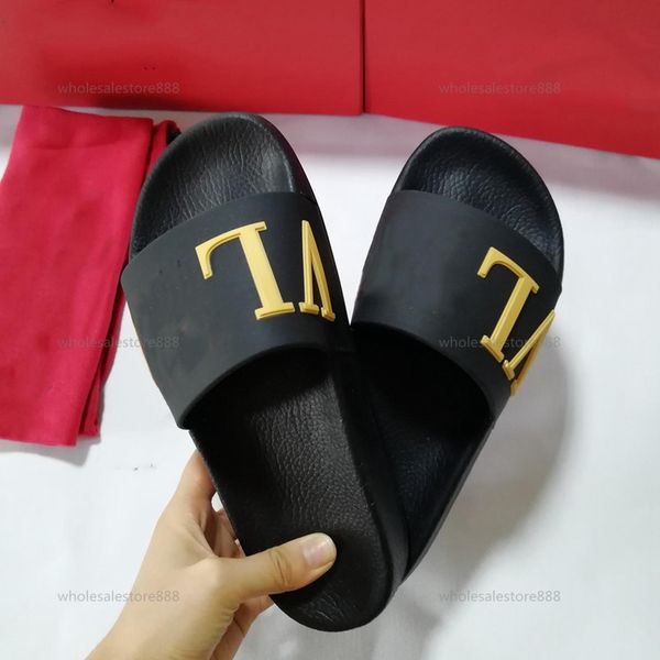 2021 lusso new summer luxury men black leather rivets red bottom luxurys design indoor outdoor slipper couple fashion sandals flip flops 35, Black;red
2021 lusso new summer luxury men black leather rivets red bottom luxurys design indoor outdoor slipper couple fashion sandals flip flops 35, Black;red
