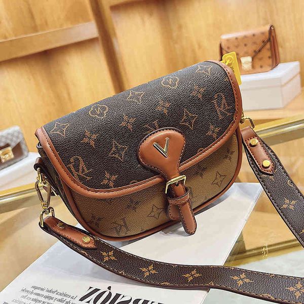 2022 factory wholesale new saddle net red underarm women's bag old flower texture versatile one shoulder messenger bag fashion
2022 factory wholesale new saddle net red underarm women's bag old flower texture versatile one shoulder messenger bag fashion