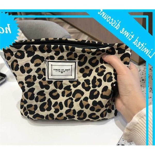50pcs women canvas leopard prints large capacity cosmetic bag size 27*18*5cm 
50pcs women canvas leopard prints large capacity cosmetic bag size 27*18*5cm