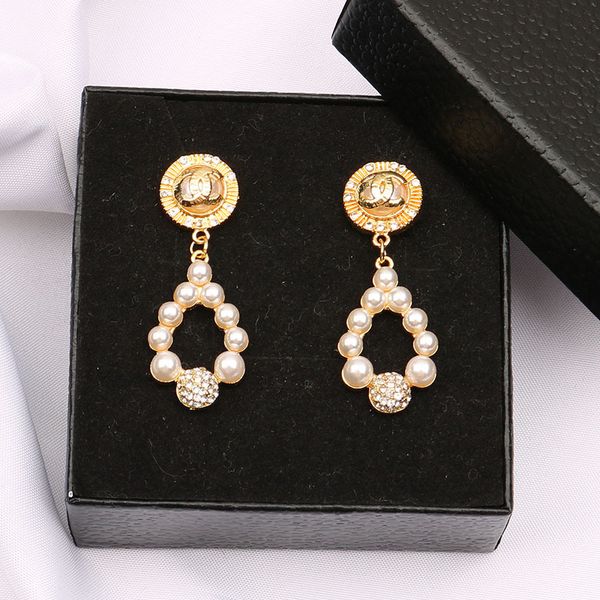 2020 новых малых ароматные девушка моды личности письмо с кулон бриллиант точности овальный жемчуг инкрустированные серьги высокого качества, Golden 
2020 новых малых ароматные девушка моды личности письмо с кулон бриллиант точности овальный жемчуг инкрустированные серьги высокого качества, Golden