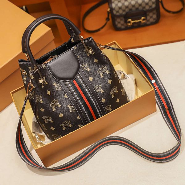 luxurys designers women 2021 new korean ins versatile messenger fashion popular printing bucket shoulder bag
luxurys designers women 2021 new korean ins versatile messenger fashion popular printing bucket shoulder bag