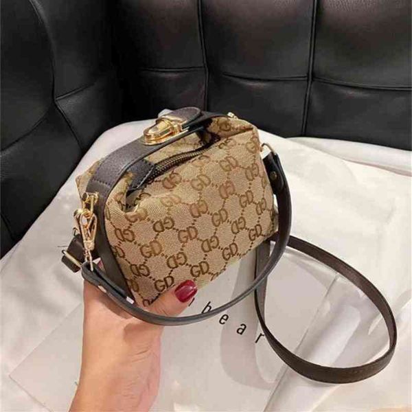 2022 factory wholesale new model medieval lunch armpit women's old flower vintage staff carrying light bags
2022 factory wholesale new model medieval lunch armpit women's old flower vintage staff carrying light bags