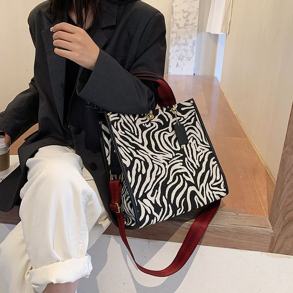 2020 new bags womens autumn and winter new fashionable large capacity canvas crossbody shoulder bag internet celebrity striped hand-carrying
2020 new bags womens autumn and winter new fashionable large capacity canvas crossbody shoulder bag internet celebrity striped hand-carrying
