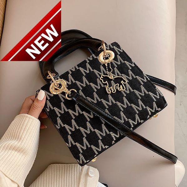 simple women's small popular new fashion versatile one shoulder messenger bag net red portable princess
simple women's small popular new fashion versatile one shoulder messenger bag net red portable princess