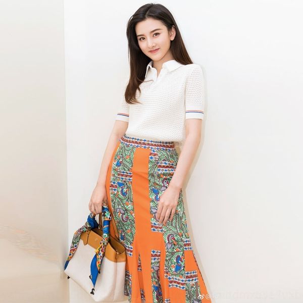 ld8da song zuer stars same style short-sleeved spring wear summer women's and nanoscale hollow white suit 20 t-shirt printed overskirt, Gray
ld8da song zuer stars same style short-sleeved spring wear summer women's and nanoscale hollow white suit 20 t-shirt printed overskirt, Gray