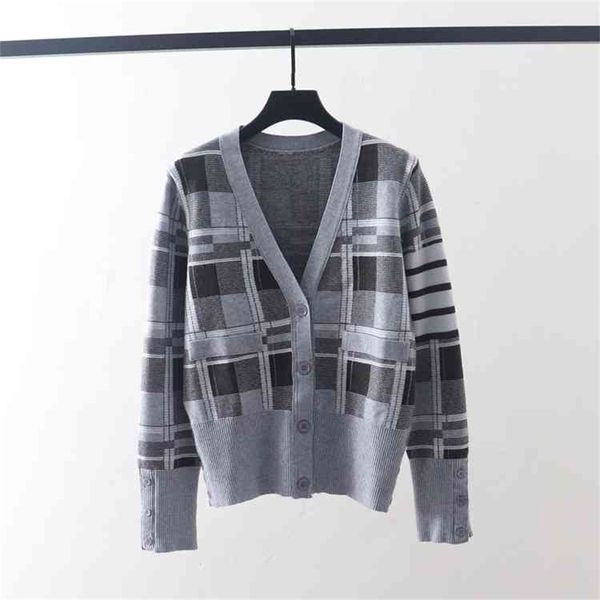 autumn and winter new tb stripe four bar long sleeve knitted cardigan women's classic plaid sweater coat, White
autumn and winter new tb stripe four bar long sleeve knitted cardigan women's classic plaid sweater coat, White