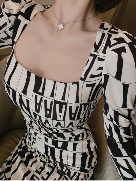 европейский и американский письмо printed площади воротник slim-fit оболочки платье темперамент талии controlled похудения high-end доступна, White;black
европейский и американский письмо printed площади воротник slim-fit оболочки платье темперамент талии controlled похудения high-end доступна, White;black