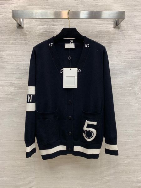new high end digital 5-stripe color matching long sleeve v-neck cardigan casual loose knitted jacket in autumn and winter 2020, Black;white
new high end digital 5-stripe color matching long sleeve v-neck cardigan casual loose knitted jacket in autumn and winter 2020, Black;white