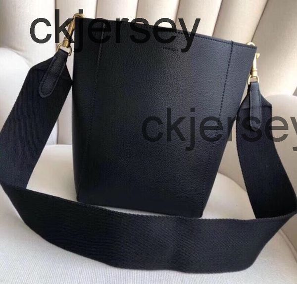 ckjersey 3a 178303 17.5cm totes cabas sangle bucket calfskin shoulder bags removable strap with dust bag box, Red;black
ckjersey 3a 178303 17.5cm totes cabas sangle bucket calfskin shoulder bags removable strap with dust bag box, Red;black