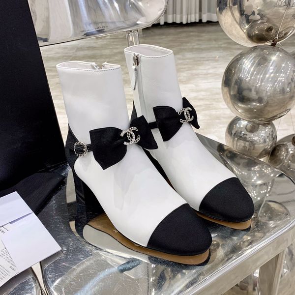 designer womens boots luxury white black stitching bow metal buckle decoration round head low heel with box size 35-40
designer womens boots luxury white black stitching bow metal buckle decoration round head low heel with box size 35-40
