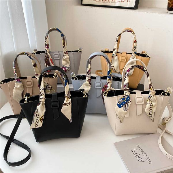 2022 new fashion autumn winter silk scarf portable one shoulder large capacity versatile fashion tote bucket women's bag
2022 new fashion autumn winter silk scarf portable one shoulder large capacity versatile fashion tote bucket women's bag