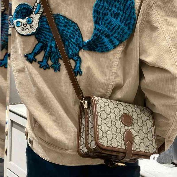 2022 latest handbag factory store on home retro series postman single shoulder diagonal span flip women's old flower camera bags
2022 latest handbag factory store on home retro series postman single shoulder diagonal span flip women's old flower camera bags