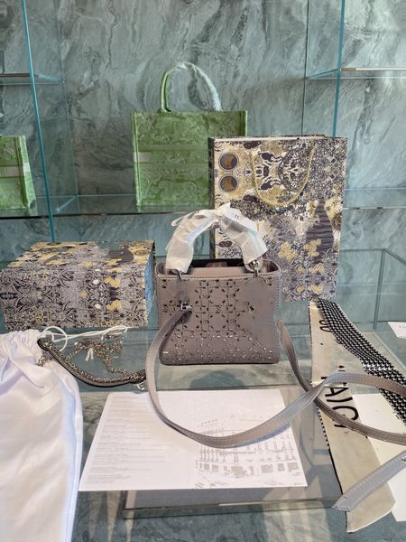 fashion luxury designers bags messenger handbags 2021 d family classic women handbag shoulder bag with box messengers bale
fashion luxury designers bags messenger handbags 2021 d family classic women handbag shoulder bag with box messengers bale