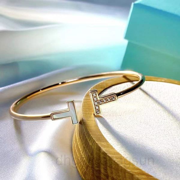 high version t home double t bracele v gold diamond inlaid whie friillaria rose opening elasic bracele wih a sense of 7o6d, Black
high version t home double t bracele v gold diamond inlaid whie friillaria rose opening elasic bracele wih a sense of 7o6d, Black