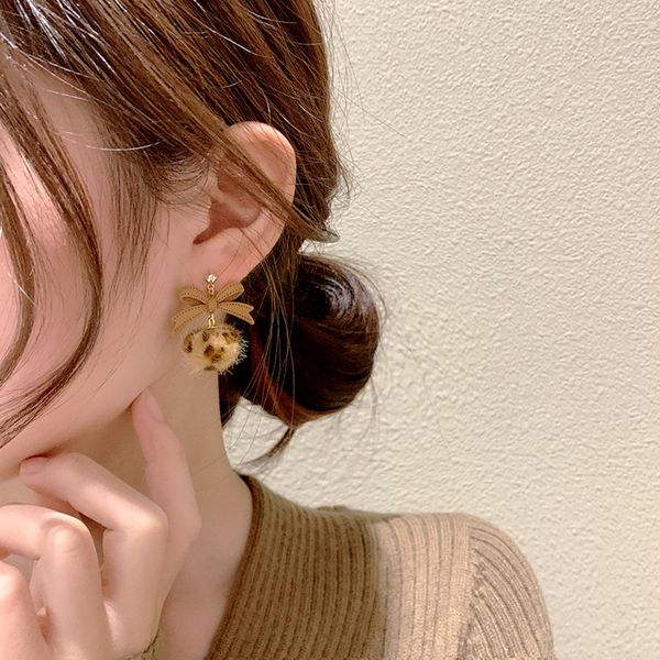 s925 silver needle korea autumn winter bowknot leopard grain earring temperament advanced feeling retro plush web celebrity ear stud earring
s925 silver needle korea autumn winter bowknot leopard grain earring temperament advanced feeling retro plush web celebrity ear stud earring