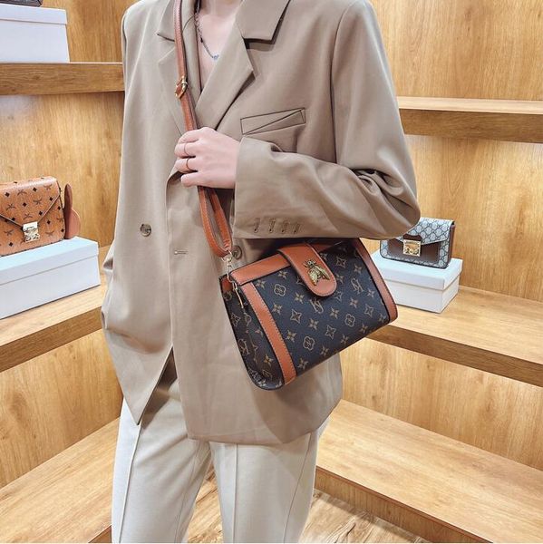 wholesale factory ladies shoulder bags street fashion diamond buckle handbag cross multifunctional leather backpack comfortable wide shoulde
wholesale factory ladies shoulder bags street fashion diamond buckle handbag cross multifunctional leather backpack comfortable wide shoulde