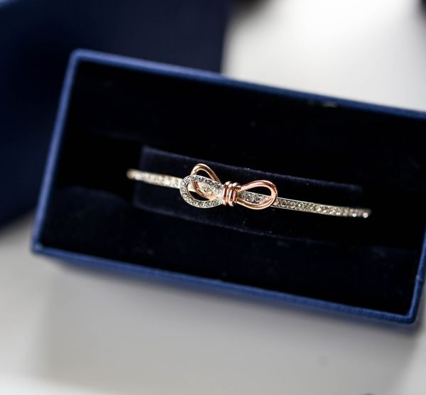 new bow romantic charm fashion avant-garde female bracelet. bow as a symbol of love, interesting design, used as valentine's day gift i, Golden;silver 
new bow romantic charm fashion avant-garde female bracelet. bow as a symbol of love, interesting design, used as valentine's day gift i, Golden;silver