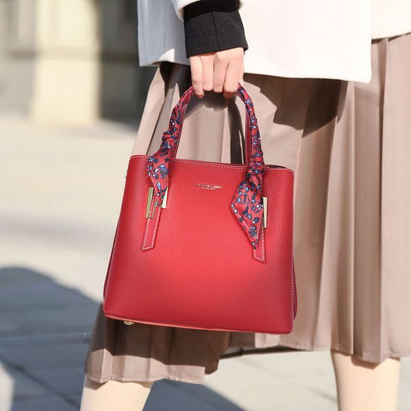 women's new fashion portable one shoulder simple versatile large capacity messenger designers hand tote leather mini women bags
women's new fashion portable one shoulder simple versatile large capacity messenger designers hand tote leather mini women bags